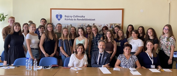 A napot kollégák szakmai felkészültsége mellett a mentorprogram diákjainak lelkes érdeklődése tette teljessé (fotó: Bajcsy-Zsilinszky Kórház és Rendelőintézet)