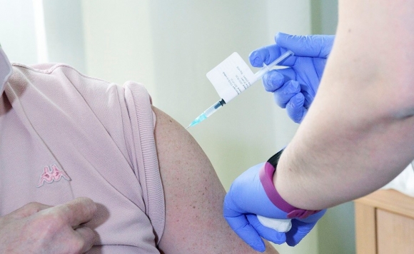 Beoltanak egy pácienst a német-amerikai fejlesztésű Pfizer-BioNTech koronavírus elleni oltóanyag, a Comirnaty-vakcina második adagjával a Soproni Gyógyközpont 2021. április 15-én. MTI/Filep István