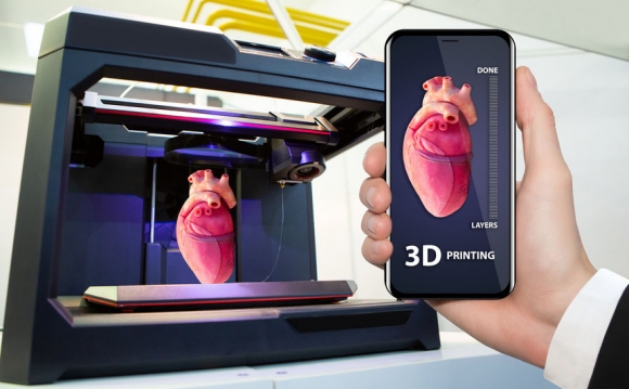 Hand with phone. Application for printing human organs in a 3D printer (Forrás: 123 rf.com)