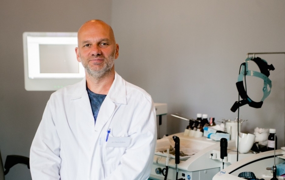 Dr. Fent Zoltán, a Semmelweis Egyetem Fül-Orr-Gégészeti és Fej-Nyaksebészeti Klinika adjunktusa (Fotó: Kovács Attila – Semmelweis Egyetem)