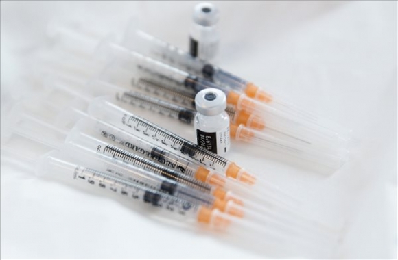 Oltáshoz előkészített Pfizer-BioNTech koronavírus elleni vakcinát tartalmazó fecskendők az időseket gondozó Pápa Város Önkormányzatának Egyesített Szociális Intézményében 2021. január 28-án. Az idősotthonban első alkalommal oltották be a dolgozókat és a lakókat (MTI/Krizsán Csaba)