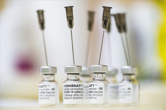 A német-amerikai fejlesztésű Pfizer-BioNTech koronavírus elleni oltóanyag, a Comirnaty-vakcina üres ampullái az oltás napján Gulyás Gábor nyíregyházi háziorvosi rendelőjében 2021. április 21-én (MTI/Balázs Attila)