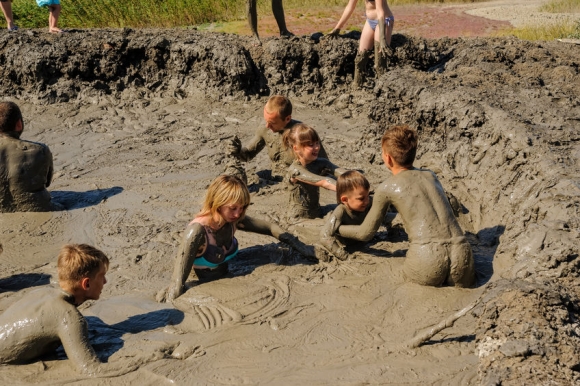 Kuchugury, Russia - July 16, 2017: Azov scorching heat mud volcano. People take procedures with healing mud (Forrás: 123rf)
