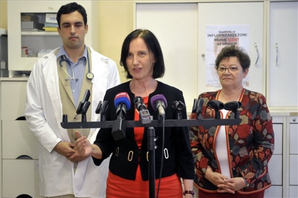 Horváth Ildikó, az Emberi Erőforrások Minisztériumának egészségügyért felelős államtitkára beszél az influenza tüneteiről, szövődményeiről és a megelőzés lehetőségeiről tartott sajtótájékoztatón az V. kerületi Hold utcai háziorvosi rendelőben. Horváth Ildikó elmondta, a jövő hét végén már a patikákban lesz az influenza elleni oltóanyag, a rizikócsoportba tartozók és a 60 év felettiek számára az 1,3 millió adag ingyenes vakcina már elérhető. A háttérben Müller Cecília. MTI/Kovács Attila