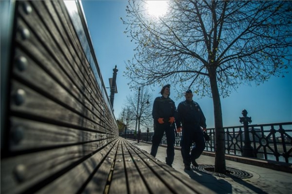 Rendőrök járőröznek a budapesti Fővám téren 2020. április 9-én (MTI/Balogh Zoltán)