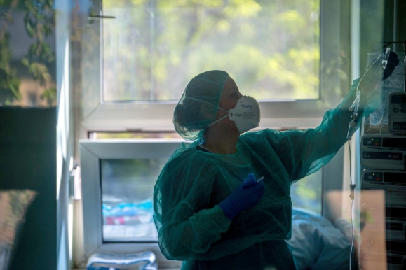 Védőfelszerelést viselő ápoló a koronavírussal fertőzött betegek fogadására kialakított intenzív osztályon a Szent László Kórházban Fotó: MTI/Balogh Zoltán 