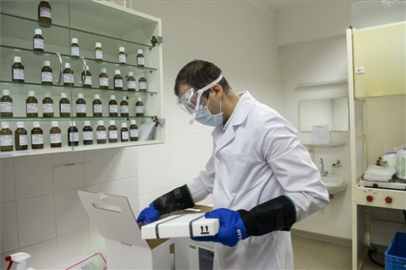 A Pfizer-BioNTech koronavírus elleni vakcináit csomagolja ki Majnár Miklós szakgyógyszerész az egri Markhot Ferenc Kórházban (MTI/Komka Péter)