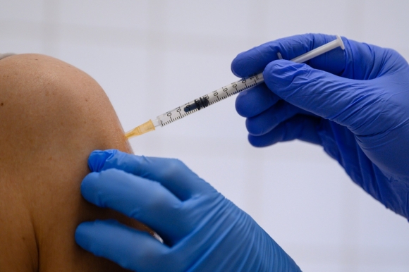 Megkapja egy egészségügyi dolgozó a Pfizer-BioNTech koronavírus elleni vakcinájából készült második adag oltóanyagot a Fejér Megyei Szent György Egyetemi Oktató Kórházban Székesfehérváron 2021. február 2-án. MTI/Vasvári Tamás