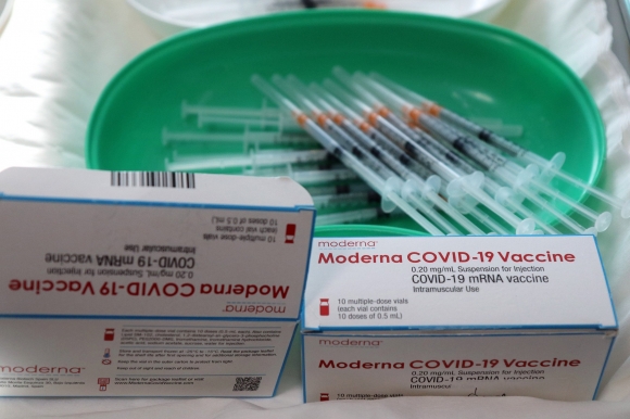 Oltáshoz előkészített Moderna amerikai biotechnológiai cég koronavírus elleni vakcinája az időseket gondozó Észak-Borsodi Integrált Szociális Intézmény Ózdi Otthonában 2021. február 13-án. MTI/Vajda János