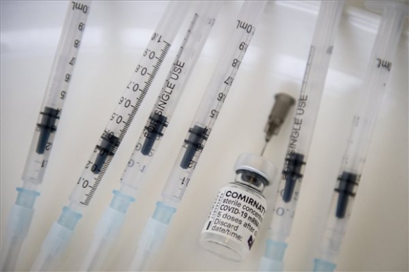 Oltáshoz előkészített, a Pfizer-BioNTech koronavírus elleni vakcináját tartalmazó fecskendők a kecskeméti Bács-Kiskun Megyei Oktatókórházban 2021. február 26-án (MTI/Ujvári Sándor)