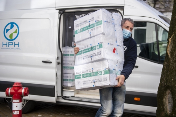 A Hungaropharma Zrt. munkatársa a kínai koronavírus elleni oltóanyagot, Sinopharm (Vero-Cell) vakcinákat visz a Bács-Kiskun Megyei Kormányhivatal Népegészségügyi Főosztályára 2021. március 3-án. MTI/Ujvári Sándor