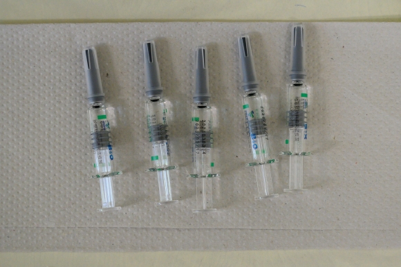 A kínai Sinopharm koronavírus elleni vakcináját tartalmazó fecskendők a Fejér Megyei Szent György Egyetemi Oktató Kórházban MTI/Vasvári Tamás