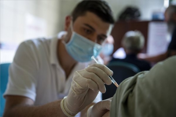 Egy férfi megkapja a német-amerikai fejlesztésű Pfizer-BioNTech koronavírus elleni oltóanyag, a Comirnaty-vakcina harmadik, emlékeztető adagját az egri Markhot Ferenc Kórházban kialakított oltóponton 2021. augusztus 13-án (MTI/Komka Péter)