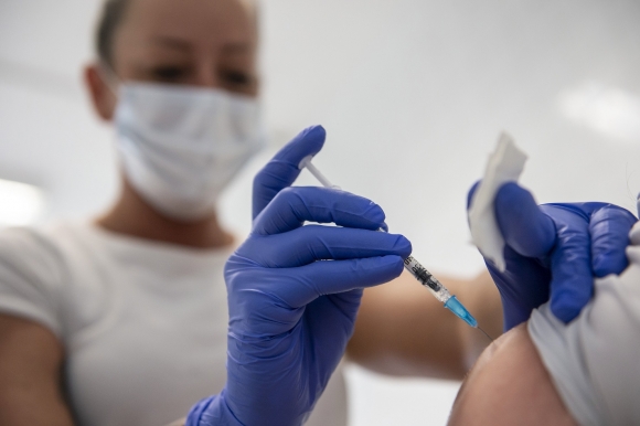 Egy nő megkapja a német-amerikai fejlesztésű Pfizer-BioNTech koronavírus elleni oltóanyag, a Comirnaty-vakcina harmadik, emlékeztető adagját a hatvani Albert Schweitzer Kórház-Rendelőintézet oltópontján 2021. szeptember 1-jén. MTI/Komka Péter