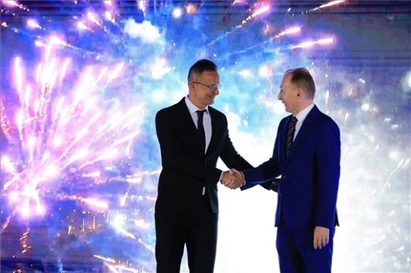 Szijjártó Péter külgazdasági és külügyminiszter (b) és Hodász István, az Egis Gyógyszergyár Zrt. vezérigazgatója (j) MTI/Varga György