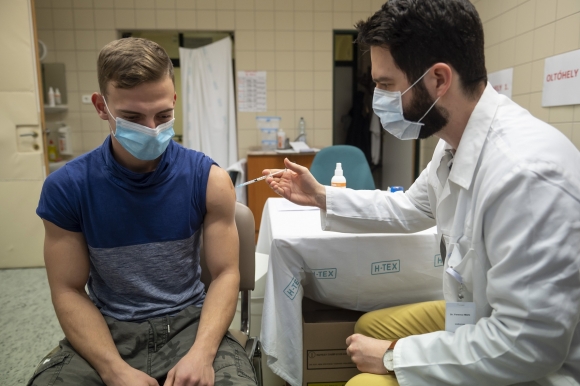 Beoltanak egy férfit a Moderna amerikai biotechnológiai cég koronavírus elleni vakcinájának első adagjával az egri Markhot Ferenc Kórház oltópontján Fotó: MTI/Komka Péter