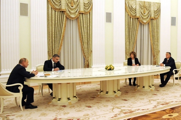 A Kreml által közreadott képen Vlagyimir Putyin orosz elnök (b) és Orbán Viktor miniszterelnök (j) tárgyalása Moszkvában 2022. február 1-jén. MTI/Kreml