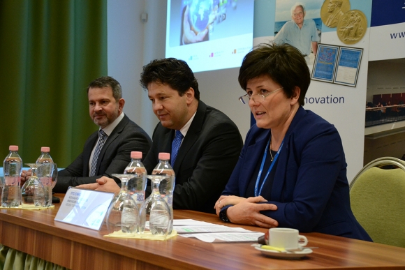 A nagyszabású tumordiagnosztikai projekt elindulását az Enterprise Communications Magyarország Kft. képviseletében Orbán Előd, a cég ügyvezető igazgatója (középen) és Bari András, a cég ügyvezető igazgatóhelyettese (balról), valamint Pitó Enikő, a Szegedi Tudományegyetem kutatás-fejlesztési és innovációs igazgatója (jobbról) jelentette be.