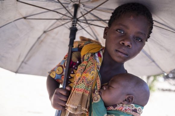 Hétköznap délelőtt Aruminda Luisnak is iskolában kéne lennie, de most ő vigyáz kistestvérére, Antonióra. (Fotó: UNICEF)