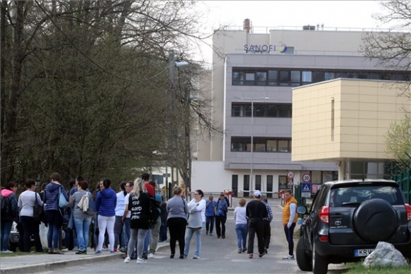 A műszakváltás után távozó dolgozók állnak a Chinoin csanyik-völgyi üzeme előtt Miskolcon 2019. április 9-én. A cég dolgozói kétórás figyelmeztető sztrájkot tartottak bérkövetelésük nyomatékosítására. MTI/Vajda János