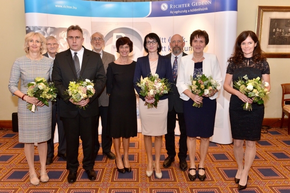 A csoportképen balról jobbra: dr. Petz Andrea, díjazott; dr. Lőw Miklós, az alapítvány volt kuratóriumi elnöke; Kalocsai Ottó, díjazott; dr. Riedel Miklós, az alapítvány kuratóriumi tagja; dr. Pellioniszné dr. Paróczai Margit, Richter; PaedDr. Bartal Mónika, díjazott; prof. dr. Szántay Csaba, kuratóriumi elnök; Kussinszkyné Takács Ildikó, díjazott; Rakota Edina, díjazott (fotó: Richter)