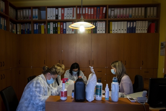 A Kecskeméti Járási Hivatalának munkatársai ellenőrzést tartanak a tassi Hetednapi Adventista Egyház Öregek Szeretetotthonában Fotó: MTI/Illyés Tibor