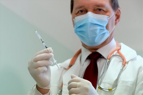 Szlávik János infektológus főorvos egy Pfizer és a BioNTech által kifejlesztett koronavírus elleni oltóanyaggal a Dél-pesti Centrumkórházban 2020. december 26-án (MTI/Koszticsák Szilárd)