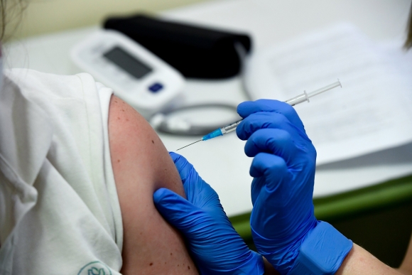 Kistarcsa, 2021. január 5. Megkapja egy dolgozó a Pfizer-BioNTech koronavírus elleni vakcináját a Pest Megyei Flór Ferenc Kórház oltópontján 2021. január 5-én. MTI/Koszticsák Szilárd