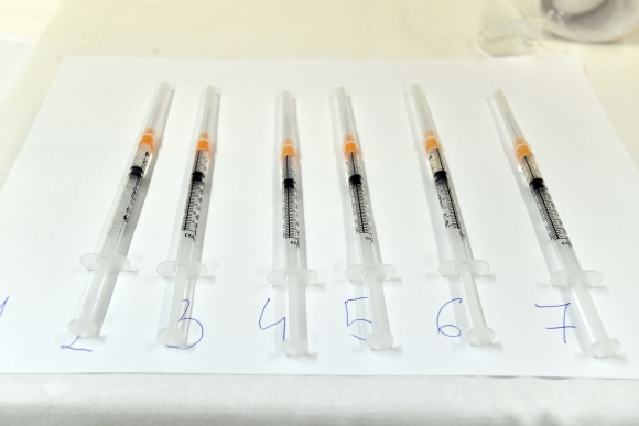 Pfizer-BioNTech vakcinából készült védőoltás a XV. kerületi Olajág Otthonban 2020. január 7-én. MTI/Máthé Zoltán