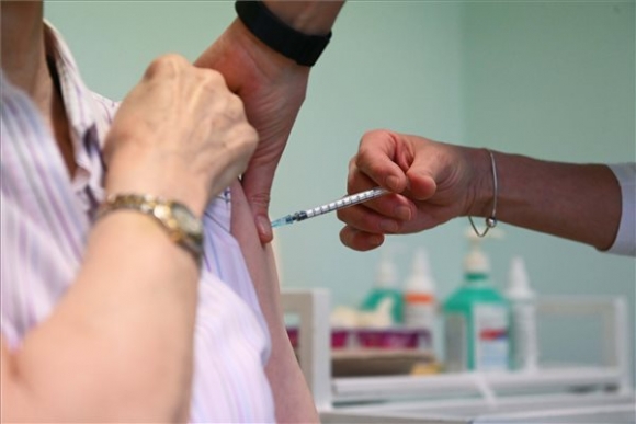 Megkezdték a Pfizer-BioNTech-vakcina második adagjának beadását (MTI/Bruzák Noémi)