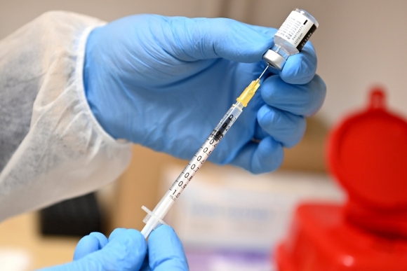 Egy egészségügyi dolgozó előkészíti a Pfizer-BioNTech koronavírus elleni vakcináját a beadás előtt a budapesti Semmelweis Egyetem Városmajori Szív-és Érgyógyászati Klinikáján MTI/Illyés Tibor