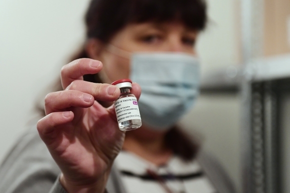 AstraZeneca koronavírus elleni vakcina a Fővárosi Kormányhivatal Népegészségügyi Főosztályán, Budapest XIII. kerületében 2021. február 19-én. Több mint 40 ezer adag AstraZeneca-oltóanyagot szállít ki a Nemzeti Népegészségügyi Központ (NNK) a kormányhivataloknak. MTI/Koszticsák Szilárd