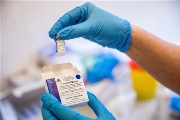 Az orosz fejlesztésű Szputnyik V koronavírus elleni vakcina (hivatalos nevén Gam-COVID-Vac) a Békés Megyei Központi Kórház Dr. Réthy Pál Tagkórházában Békéscsabán 2021. február 21-én (MTI/Rosta Tibor)