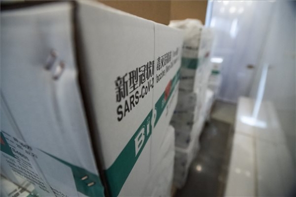A Sinopharm kínai gyógyszergyártó cég koronavírus elleni vakcinái teherautóban a kormányhivatalokba kiszállítás előtt a Hungaropharma gyógyszer-nagykereskedelmi vállalat budapesti logisztikai központjában 2021. február 23-án (MTI/Mónus Márton)