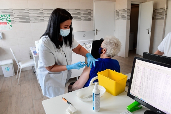 A Pfizer-BioNTech koronavírus elleni vakcinájának második adagjával olt be egy pácienst Kővári Éva háziorvos a szigethalmi egészségházban lévő orvosi rendelőben 2021. március 1-jén. MTI/Koszticsák Szilárd
