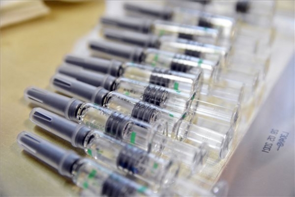 Oltáshoz előkészített kínai Sinopharm koronavírus elleni vakcina fecskendőkben Szénási Szilvia háziorvos szolnoki rendelőjében 2021. március 24-én (MTI/Mészáros János)