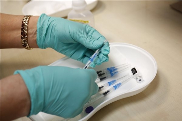 Oltáshoz készítik elő a német-amerikai fejlesztésű Pfizer-BioNTech koronavírus elleni oltóanyagot, a Comirnaty-vakcinát a Somogy Megyei Kaposi Mór Oktató Kórház oltópontján Kaposváron 2021. május 1-jén (MTI/Varga György)