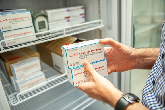 A Moderna amerikai biotechnológiai cég koronavírus elleni vakcináját teszik hűtőszekrénybe a Békés Megyei Kormányhivatalban (Fotó: MTI/Rosta Tibor)