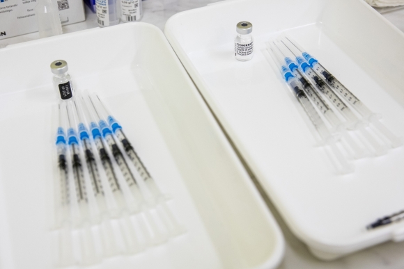 A német-amerikai fejlesztésű Pfizer-BioNTech koronavírus elleni oltóanyag, a Comirnaty-vakcinával töltött fecskendők oltáshoz előkészítve a békéscsabai Réthy Pál kórházban Fotó: MTI/Rosta Tibor