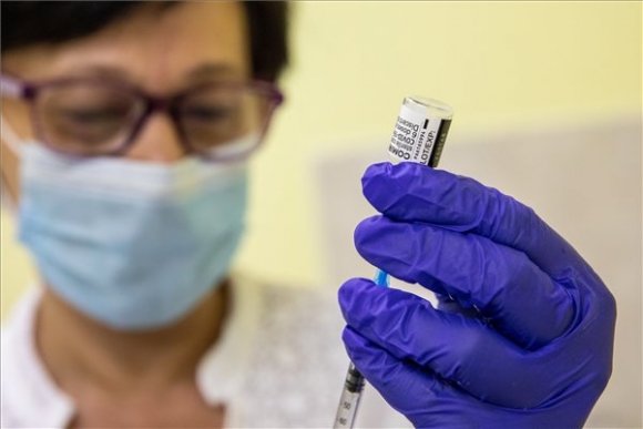 Kovács Ferencné asszisztens oltáshoz készíti elő a német-amerikai fejlesztésű Pfizer-BioNTech koronavírus elleni oltóanyag, a Comirnaty-vakcinát a békéscsabai Réthy Pál kórházban (MTI/Rosta Tibor)