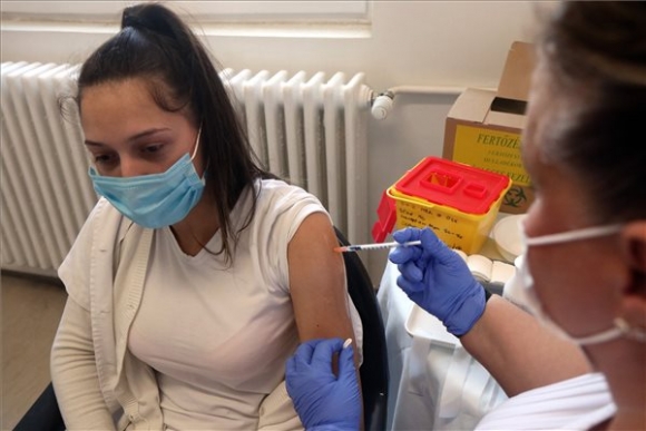 Beoltanak egy nőt a német-amerikai fejlesztésű Pfizer-BioNTech koronavírus elleni oltóanyag, a Comirnaty-vakcina harmadik, emlékeztető adagjával a Borsod-Abaúj-Zemplén Megyei Központi Kórház és Egyetemi Oktatókórházban kialakított oltóponton Miskolcon 2022. március 22-én (MTI/Vajda János)