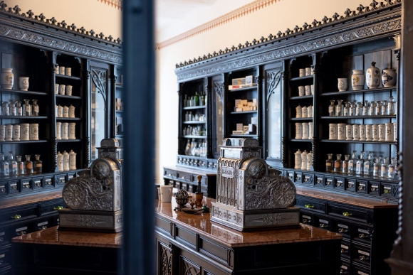 Gyógyszertár a Szentendrei Szabadtéri Néprajzi Múzeumban májusban megnyíló Erdély épületegyüttes első kiállítási egységében. Fotó: MTI/Mohai Balázs