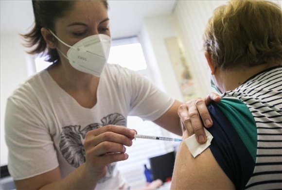 Fodor Andrea orvos beolt egy nőt az orosz fejlesztésű Szputnyik V koronavírus elleni vakcina első adagjával a Bács-Kiskun Megyei Oktatókórház oltópontján Kecskeméten 2021. március 22-én (MTI/Bús Csaba)