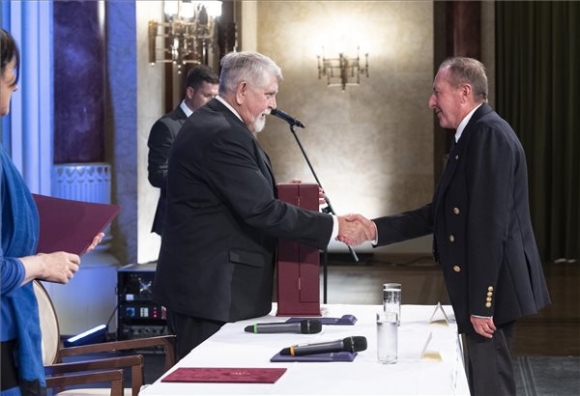 Kollár Lajos, a Pécsi Tudományegyetem Központi Érsebészeti Klinikájának professor emeritusa (j) átveszi a Semmelweis-díjat Kásler Miklóstól, az emberi erőforrások miniszterétől a Pesti Vigadóban tartott ünnepségen 2019. július 1-jén. MTI/Szigetváry Zsolt