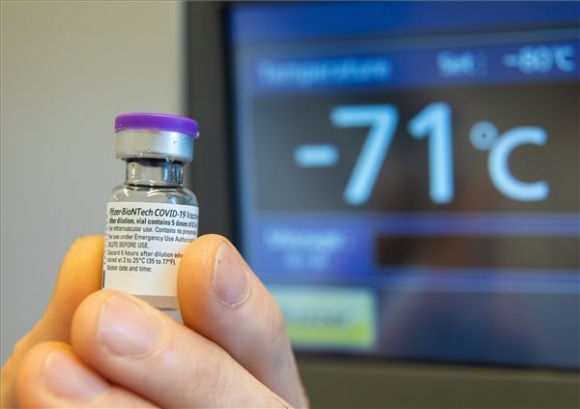Pfizer-BioNTech vakcina a Magyar Honvédség Egészségügyi Központban (Honvédkórház) a főváros XIII. kerületében 2020. december 30-án (MTI/Mohai Balázs)