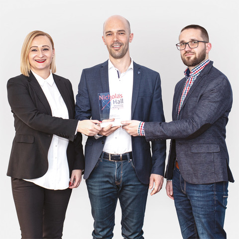 Szabó Orsolya, a Progressive Reklámügynökség Business Unit Directora, Krassovics Miklós, a Richter Gedeon Nemzetközi Termékmenedzsere és Horváth Mihály, a Progressive Senior Account Managere a díjjal.